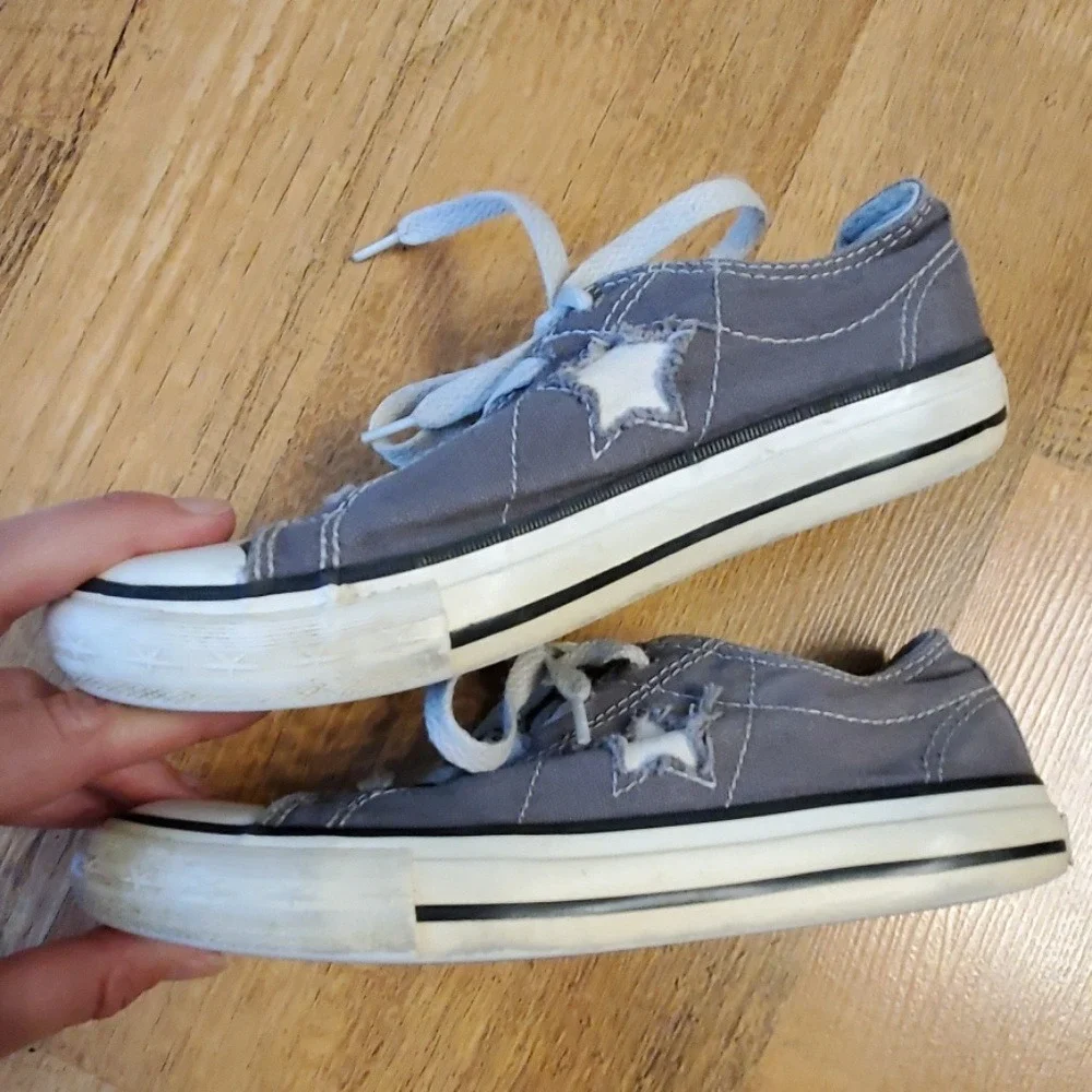 Converse Kids Grey and White‎ Size 2 One Star Sneaker Shoes